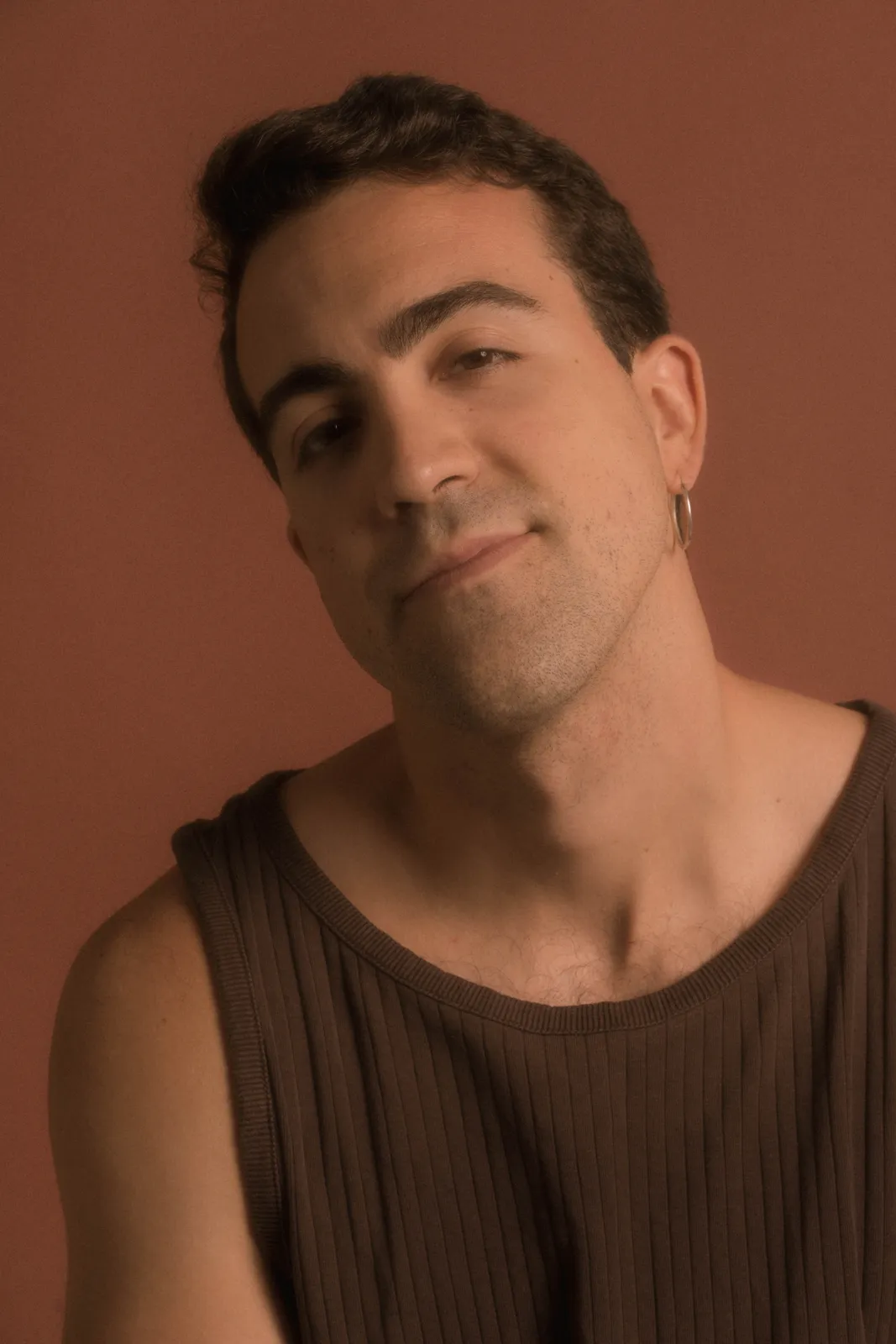 Alberto Fonseca, retrato sobre fondo teja